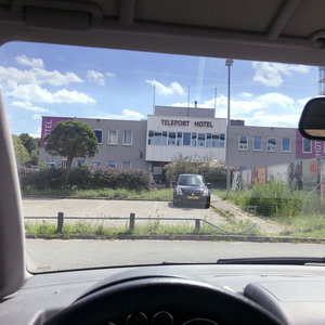 Hoe bedrieglijk vertrouwdheid kan zijn, met beeldend kunstenaar Bas Louter.