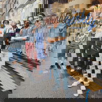 Live in Quite Frankly Diner met Alex Agnew, Hakim Chatar en Jelle Beeckman.