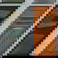 Hoe stoppen we plegers van huiselijk geweld?