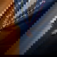 Achter de ambtsketen