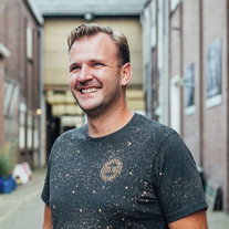 Edo, de grote vriendelijke reus. Petra en Peter herinnering hun zoon: "één en al enthousiasme , vriendelijkheid en gastheerschap"