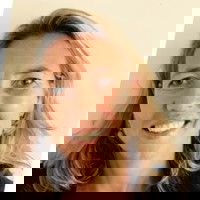 Hélène Jacobs deelt gratis fietshelmen uit aan haar collega's van het Spaarne Gasthuis