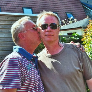 De stille kracht van verbondenheid: Karel over de onverbrekelijke band van zijn broers Robin en John