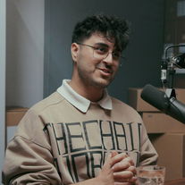 Amir Vahidi, schrijver: ‘Ik heb zó veel haat voor Khamenei gevoeld, toch deed zijn dood me weinig’